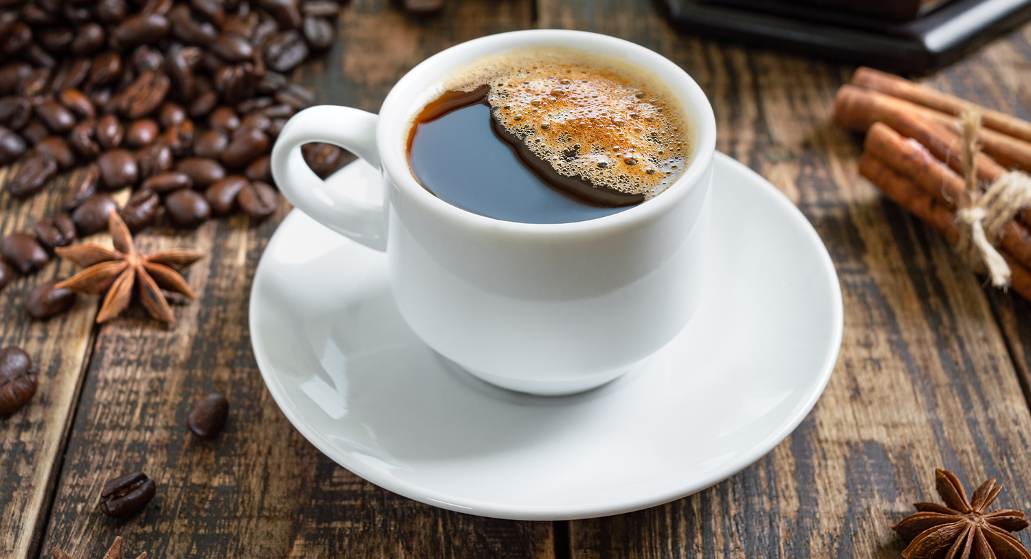 filiżanka-gorącej-kawy-czarnej-kawa-parzona-aromatyczna-kawa-przepyszna-kawa