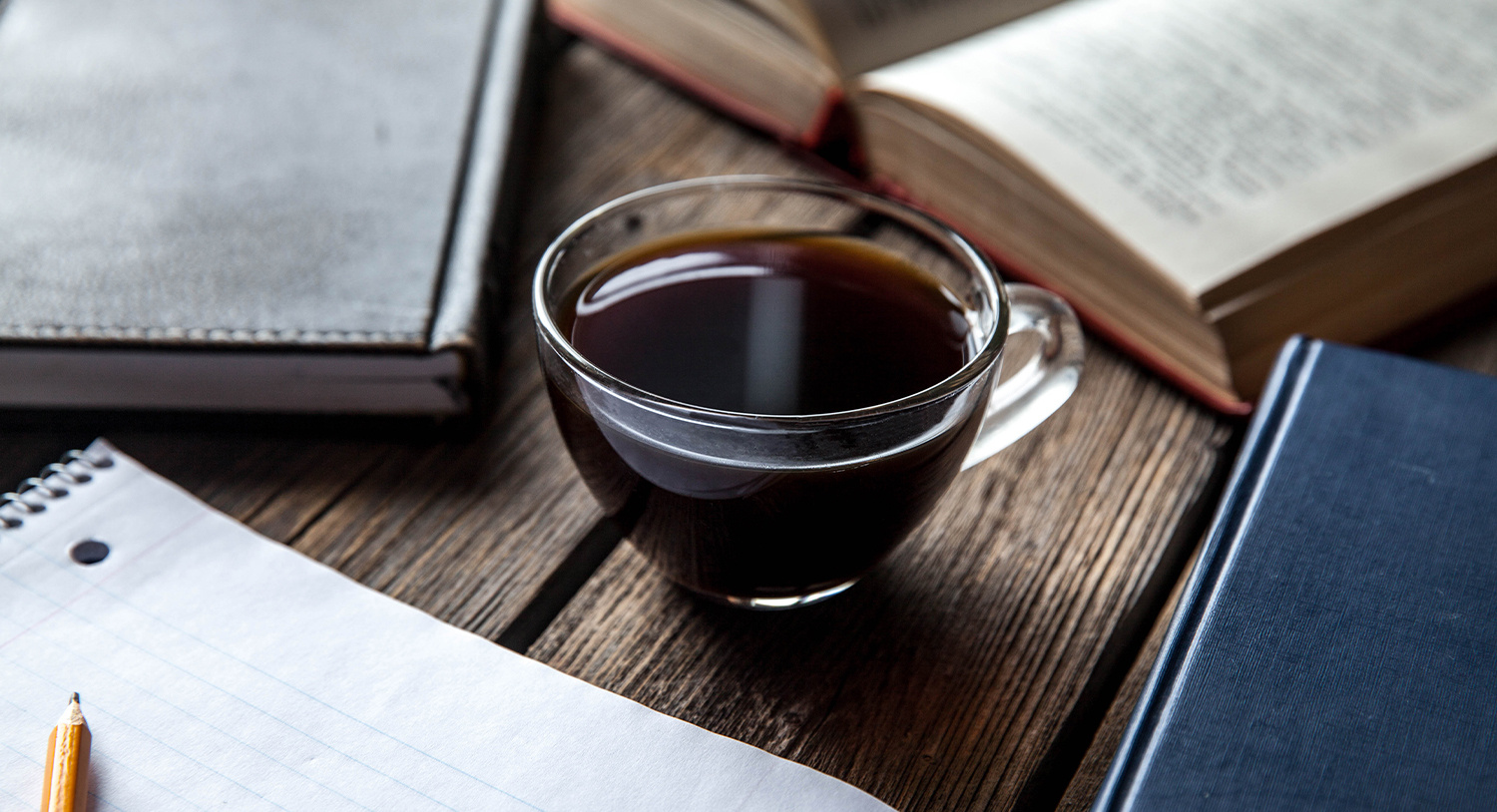 kawa-czarna-kawa-espresso-filiżanka-mała-książki-zeszyty-notesy-praca-blog