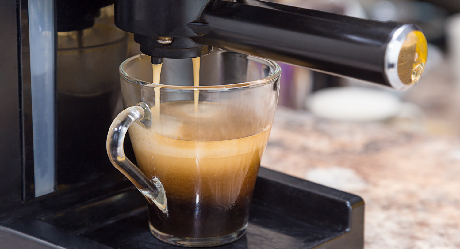 filiżanka-z-kawą-ekspres-ciśnieniowy-kolba-ekspres-kolbowy-zaparzanie-kawy-czas-na-kawę-blog