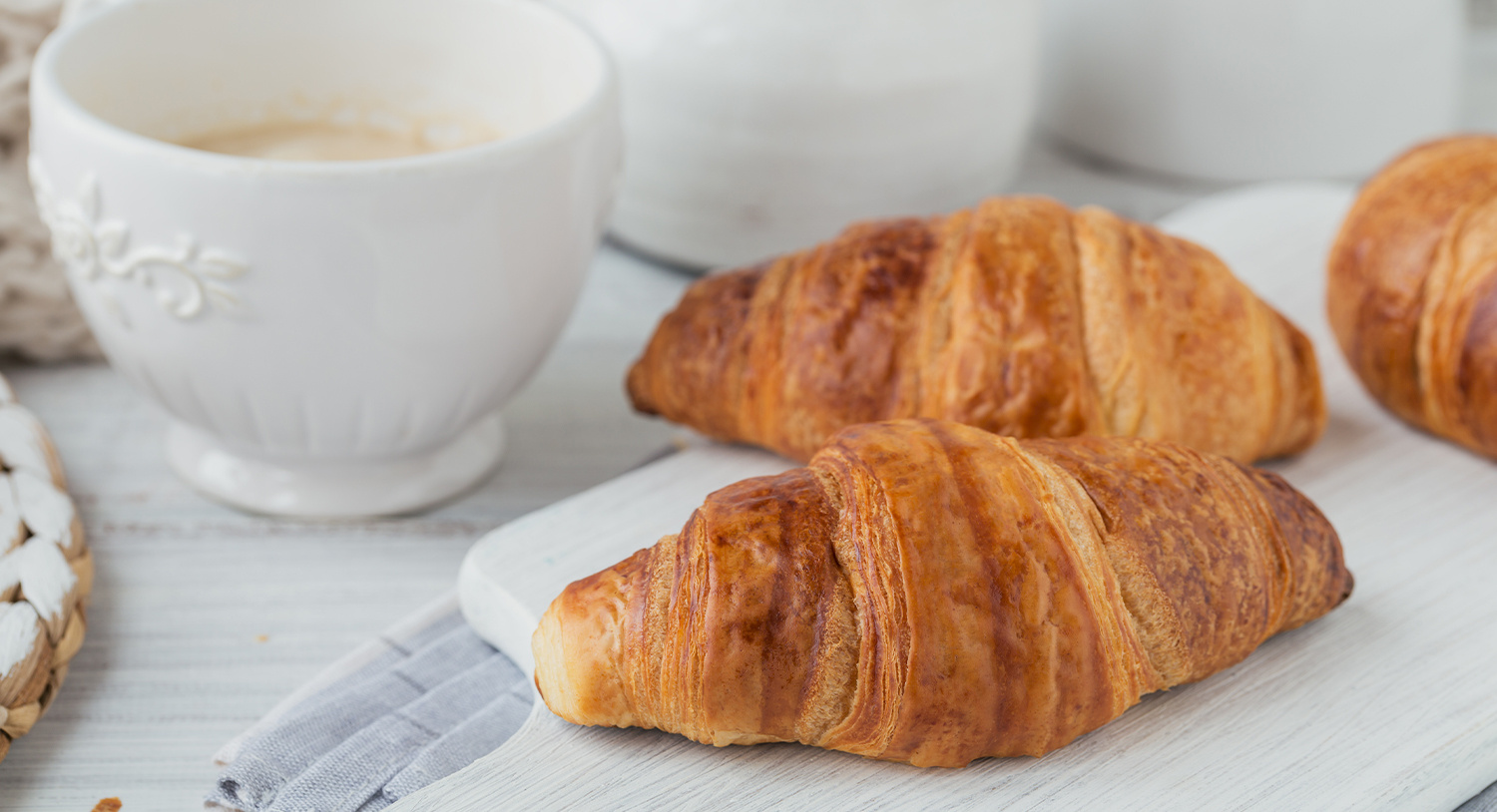 rogale-croissanty-przekąska-śniadanie-kawa-z-ekspresu-ciśnieniowego-śniadanie-drugie-śniadanie