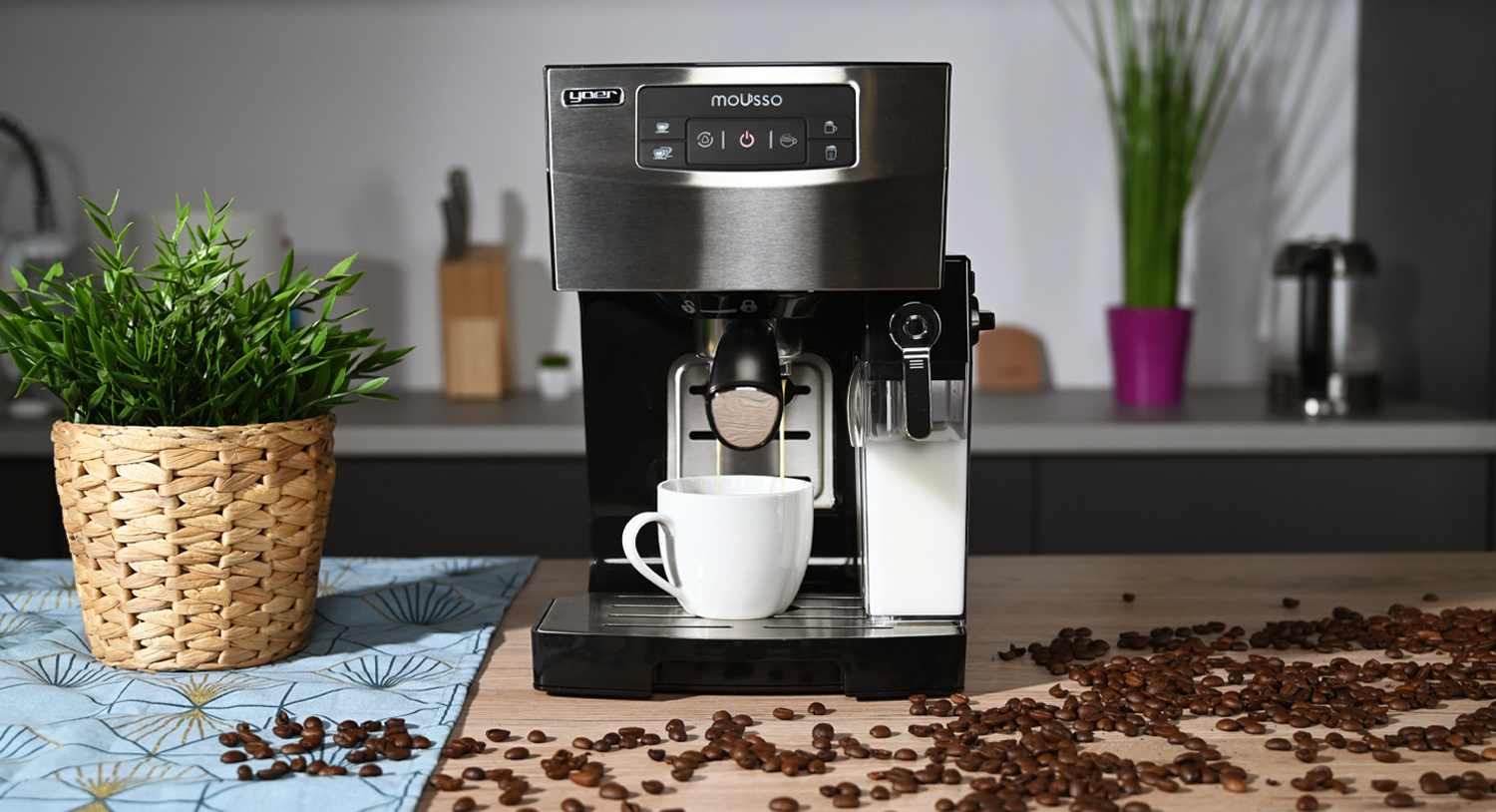 ekspres-do-kawy-srebrny-czarny-mousso-yoer-zbiornik-na-mleko-kawa-ziarna-kawy-aranżacja-produkt-urządzenie-sprzęt
