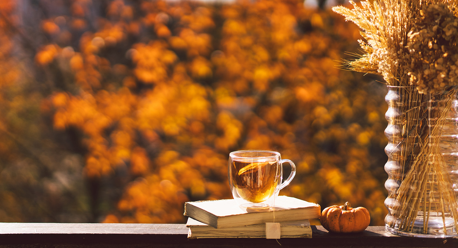 herbata-książki-jesień-relaks-złote-liście-jesienne-liście