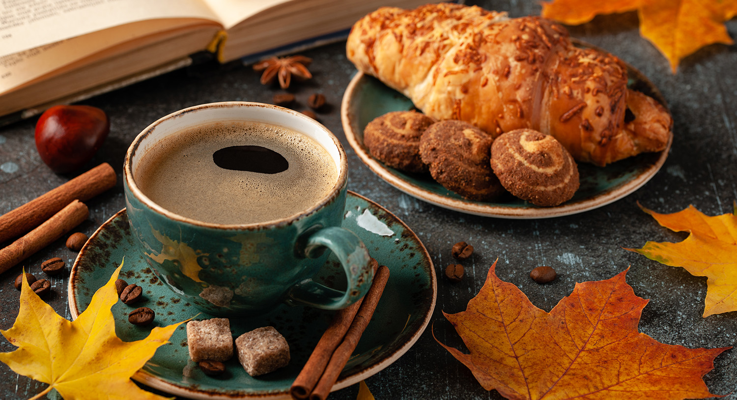 kawa-filiżanka-rogale-śniadanie-liście-jesień-aranżacja
