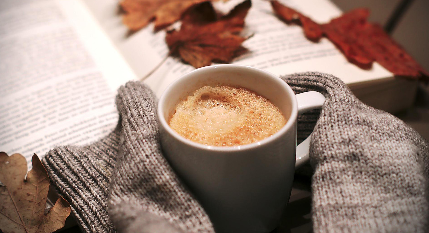 kawa-z-pianką-książka-liście-zimno-jesień